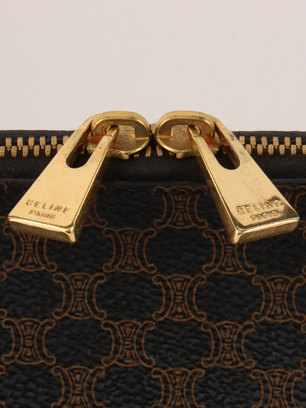 マカダムパターンロゴエンボスハンドバッグ ダークブラウン/ブラック