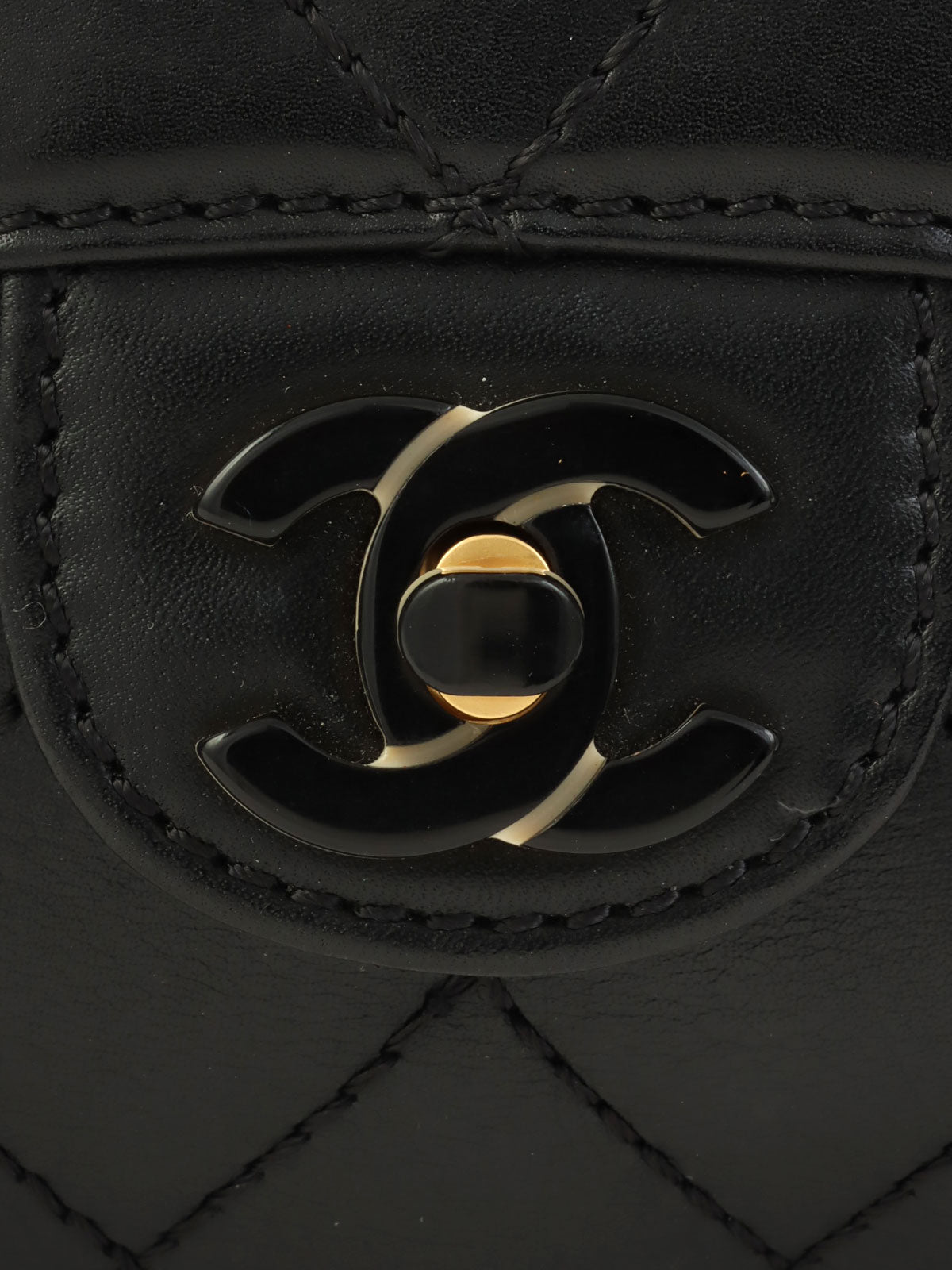 Circa 2000 Matelasse Stitch CC Turnlock Plastic Chain Shoulder Bag in Black