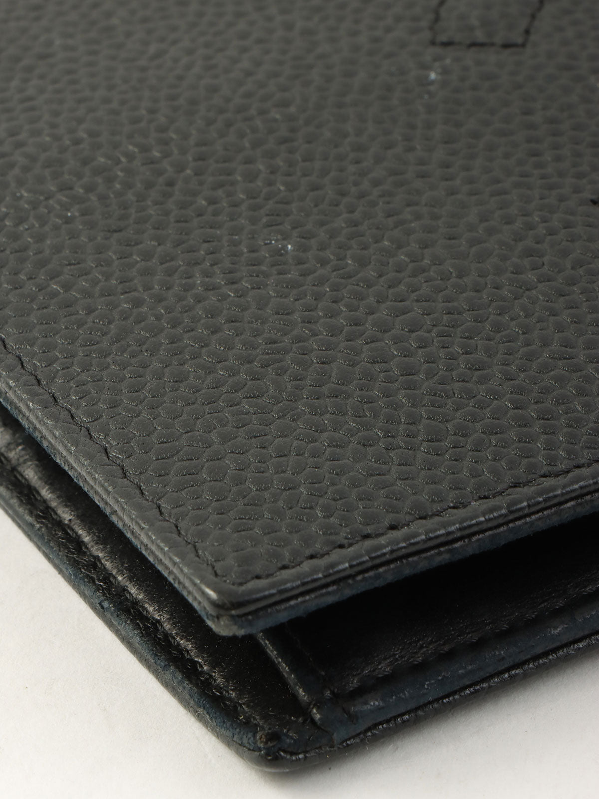 鱼子酱纹理 CC 标志缝线长款钱包（黑色）