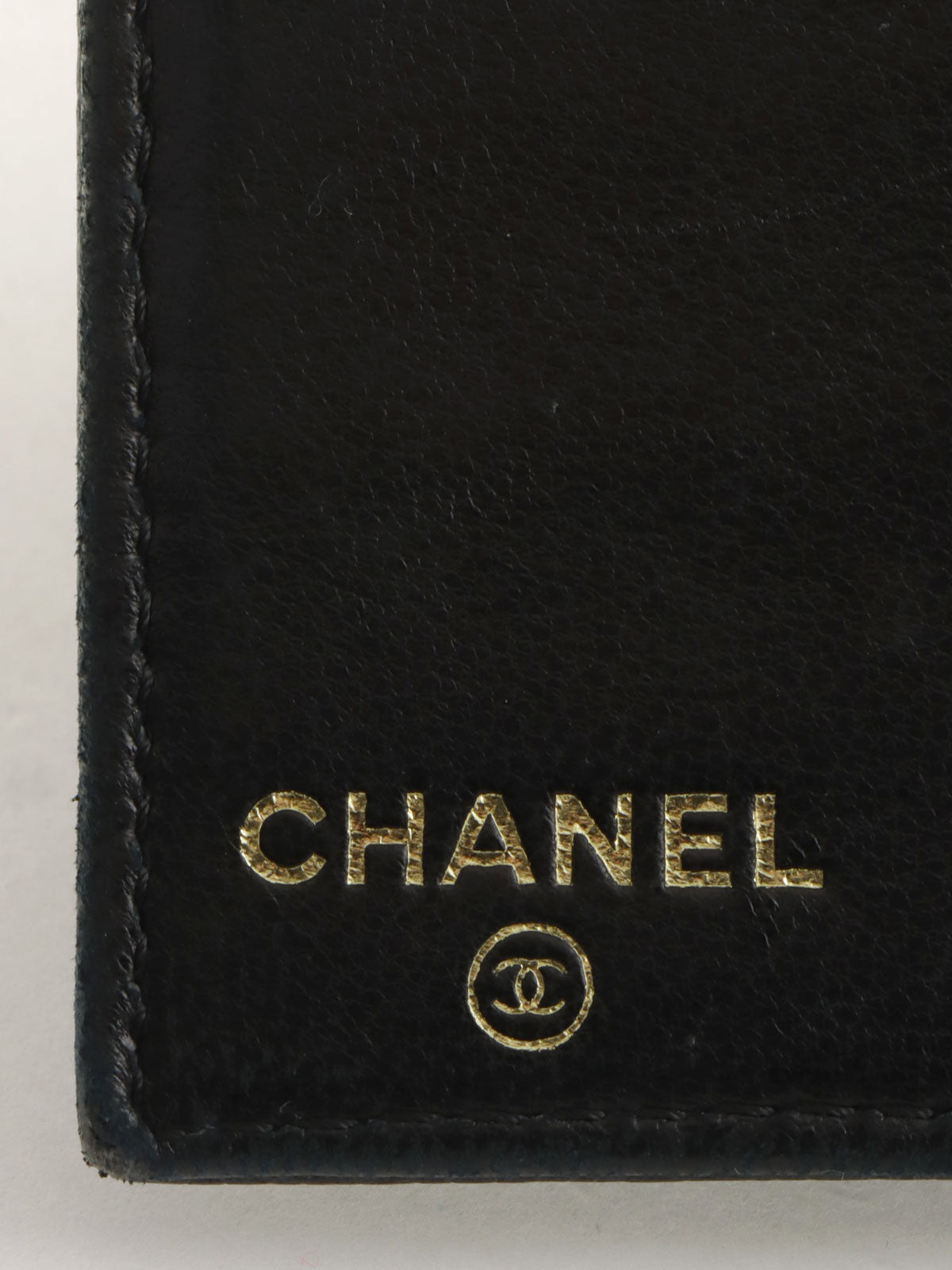 鱼子酱纹理 CC 标志缝线长款钱包（黑色）