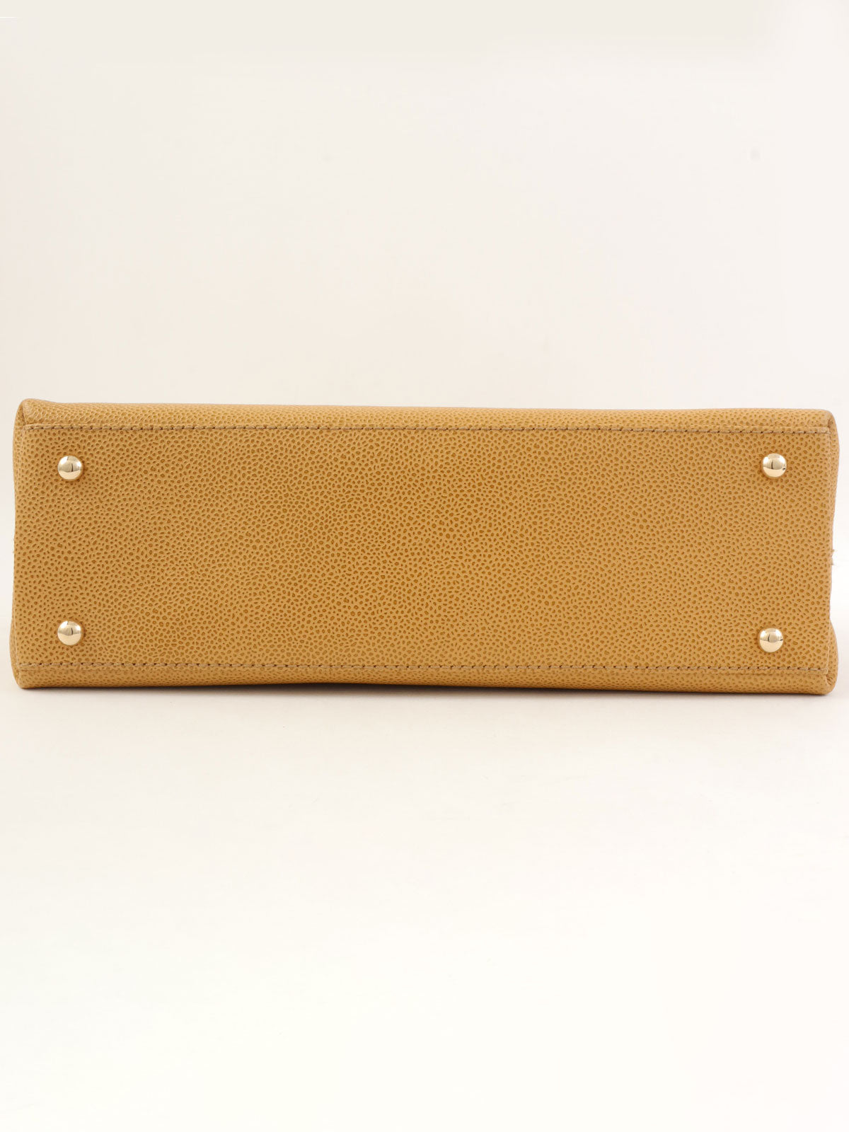 2001年鱼子酱皮CC标志缝线单肩包，米色