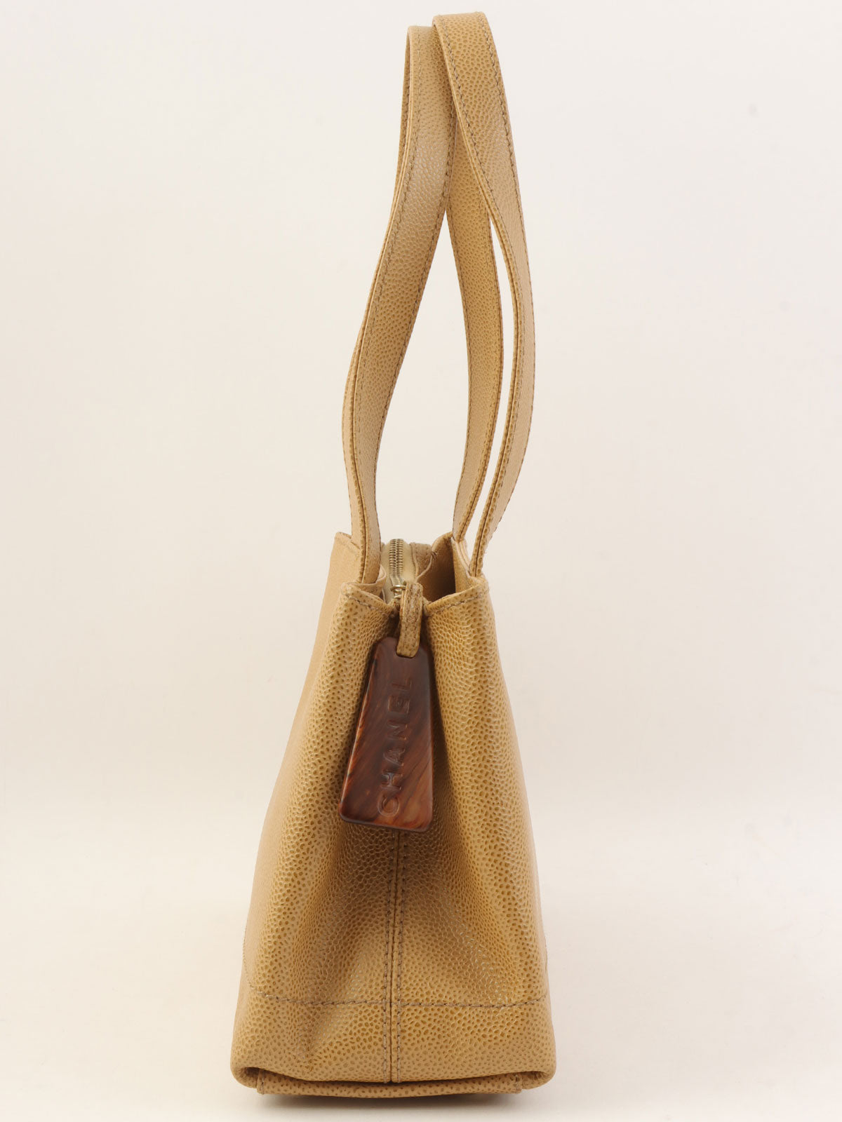 2001年鱼子酱皮CC标志缝线单肩包，米色