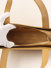 2001年鱼子酱皮CC标志缝线单肩包，米色