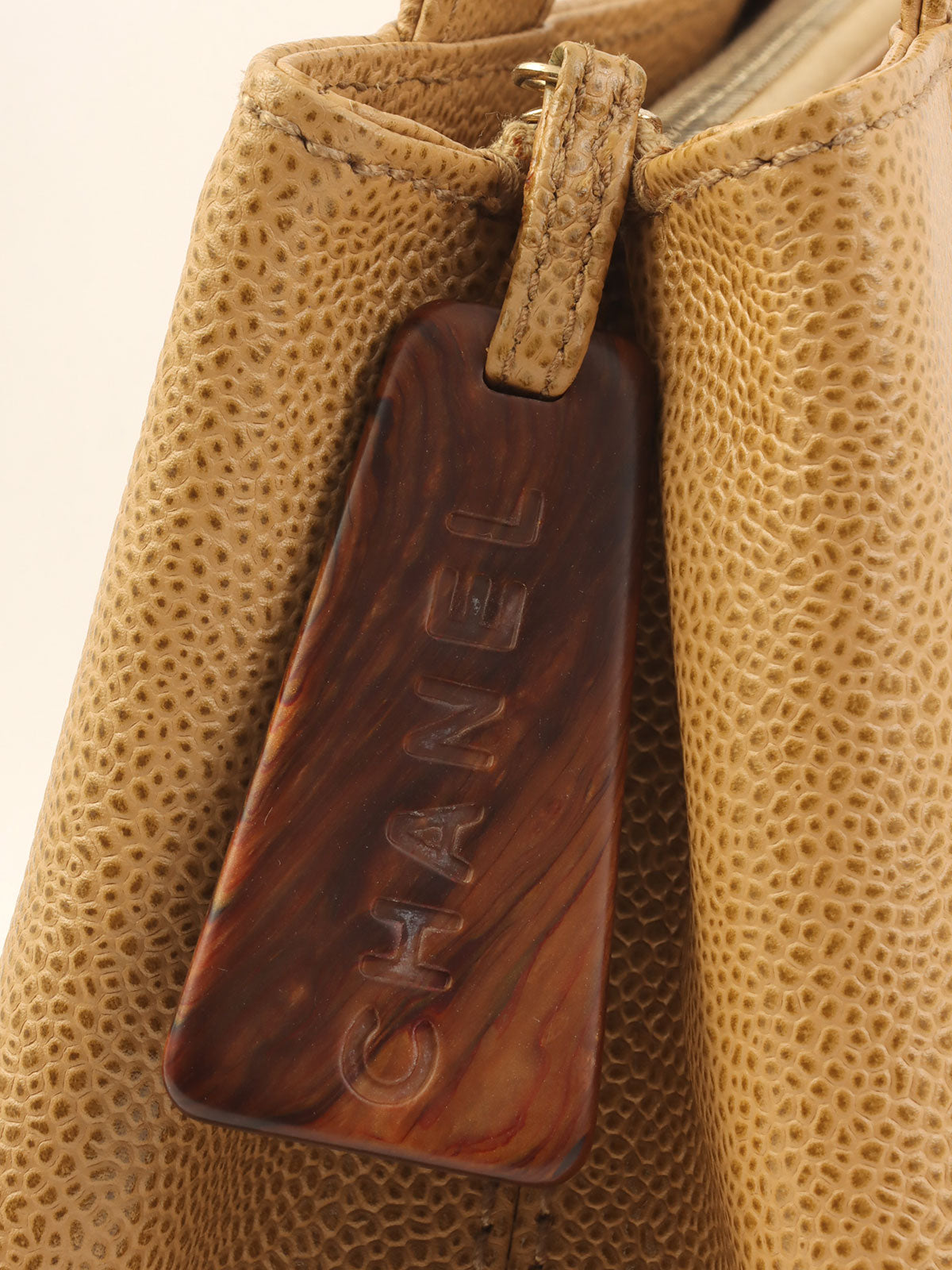 2001年鱼子酱皮CC标志缝线单肩包，米色