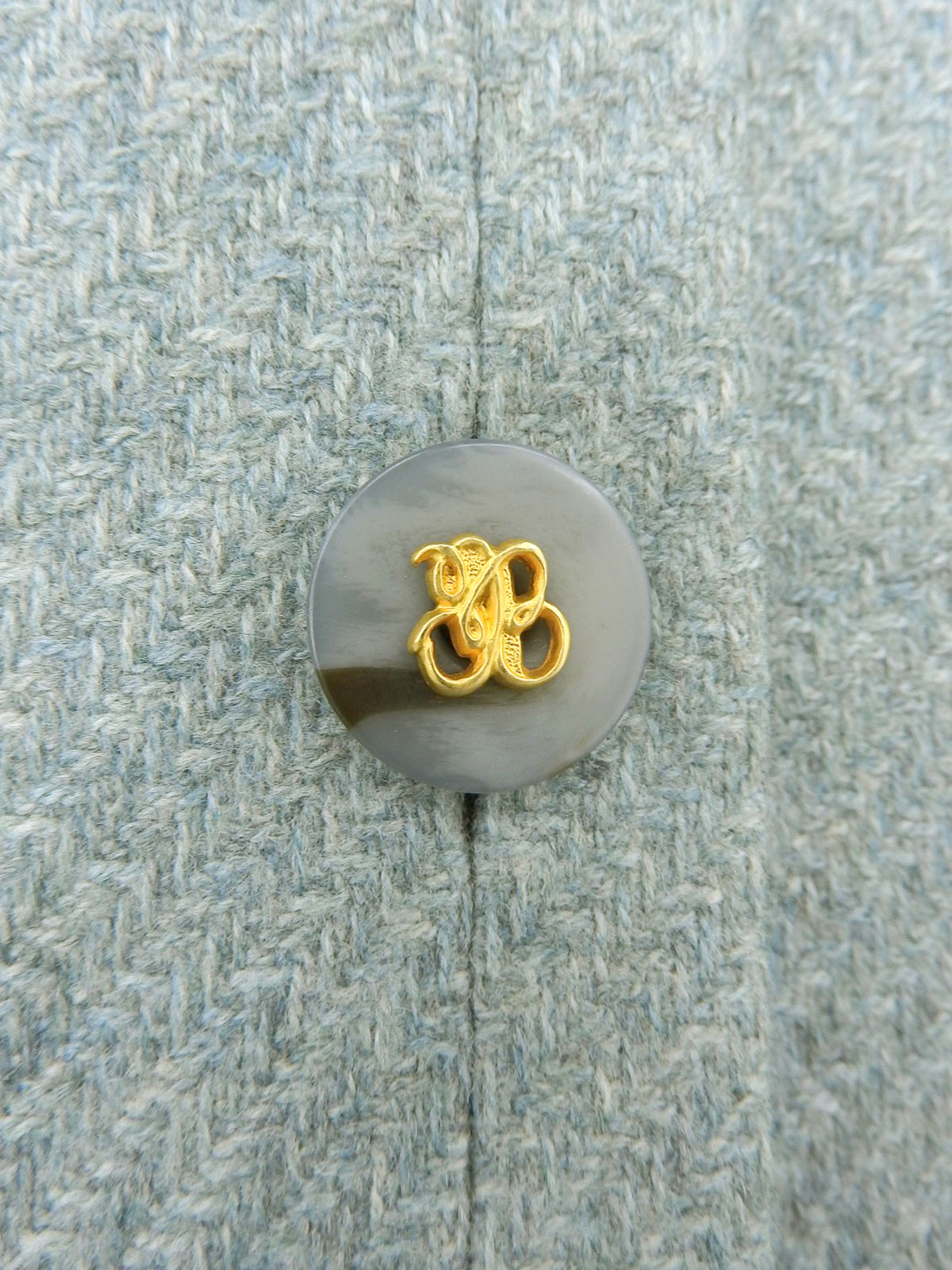 浅蓝色羊毛徽标纽扣