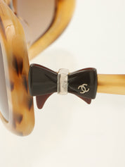 棕色大理石纹侧边丝带CC标志太阳镜，棕色