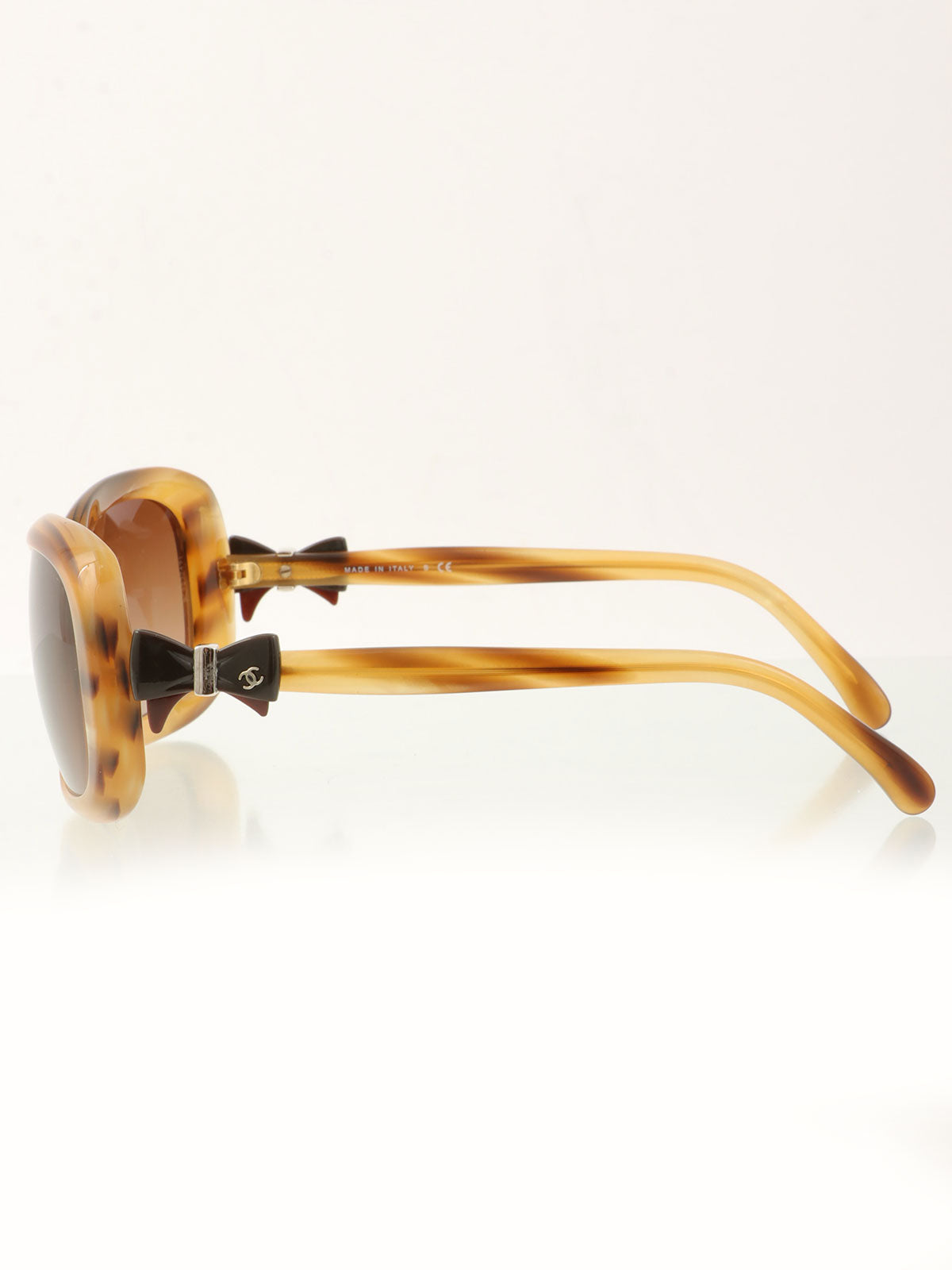 棕色大理石纹侧边丝带CC标志太阳镜，棕色