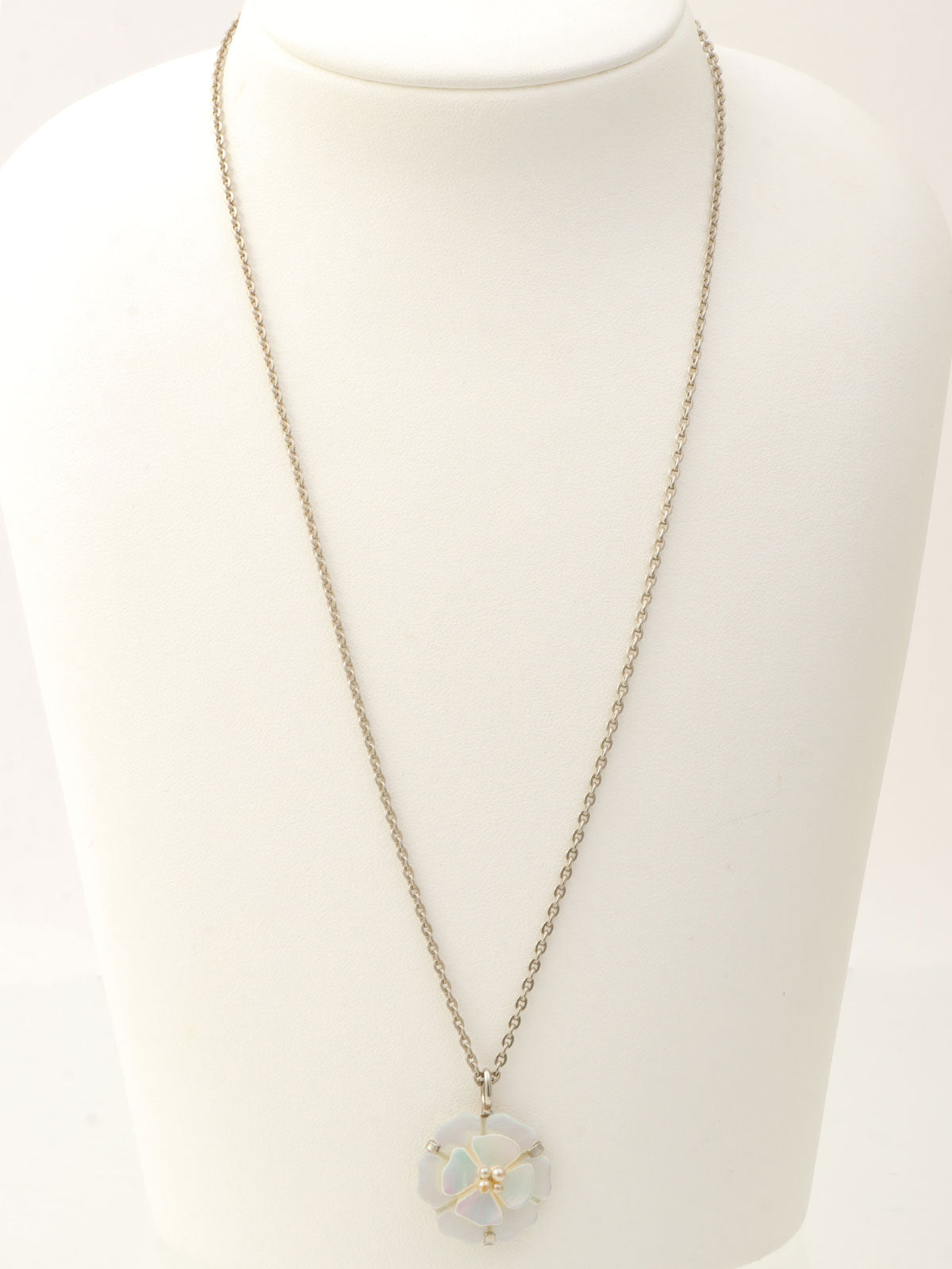 1998 Pearl Camellia Motif Necklace Silver/Shell
