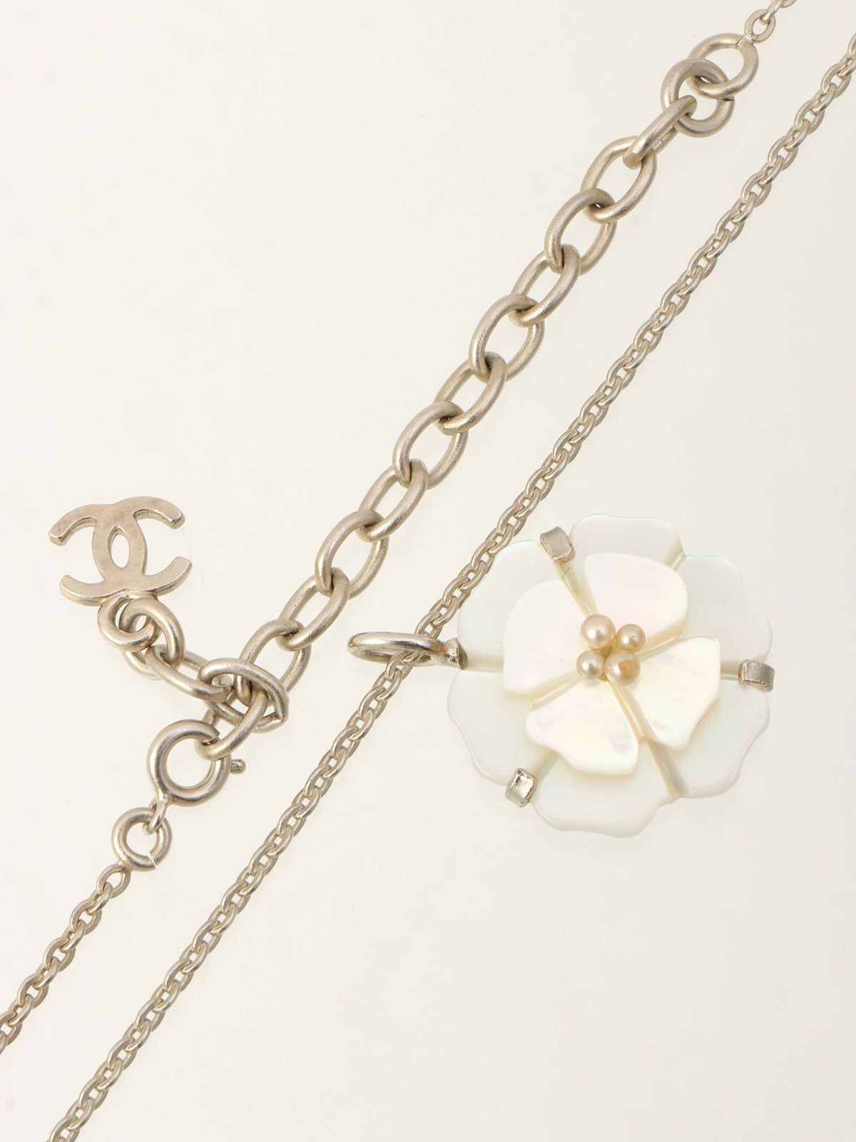1998 Pearl Camellia Motif Necklace Silver/Shell