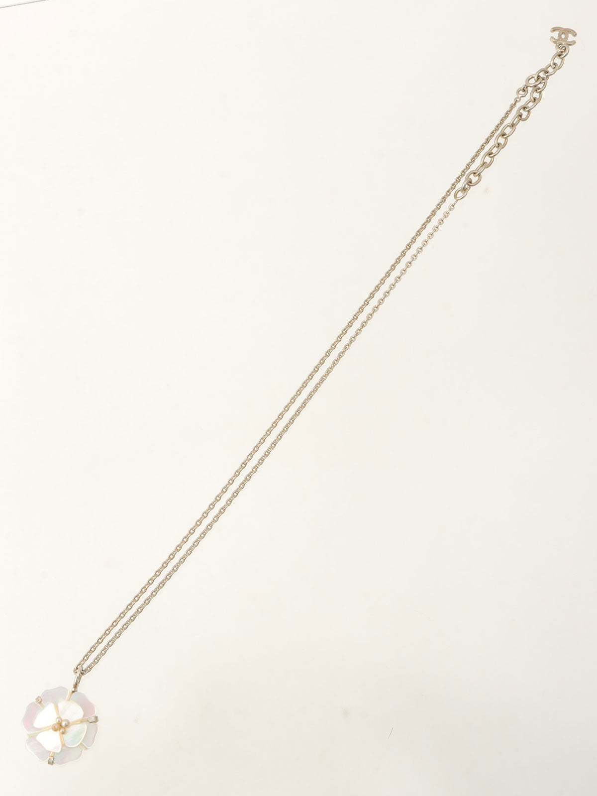 1998 Pearl Camellia Motif Necklace Silver/Shell