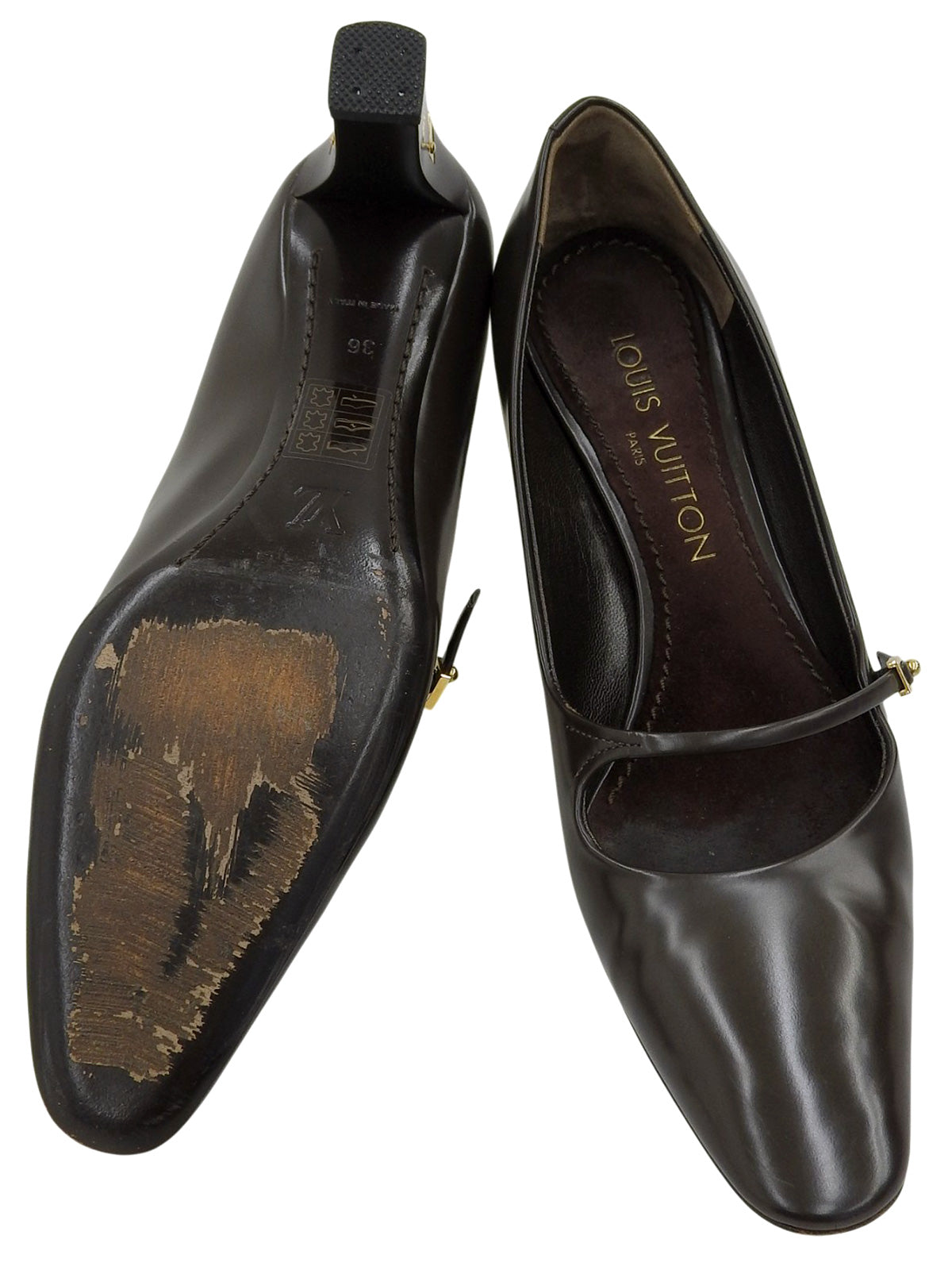 深棕色细带高跟鞋，鞋跟饰有品牌标志