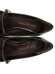 深棕色细带高跟鞋，鞋跟饰有品牌标志