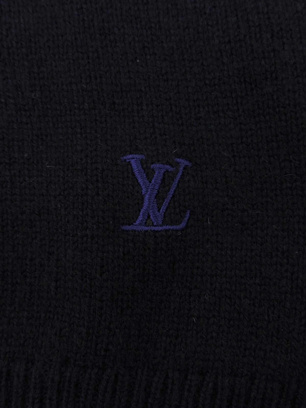 Navy cashmere knit sweater with embroidered logo