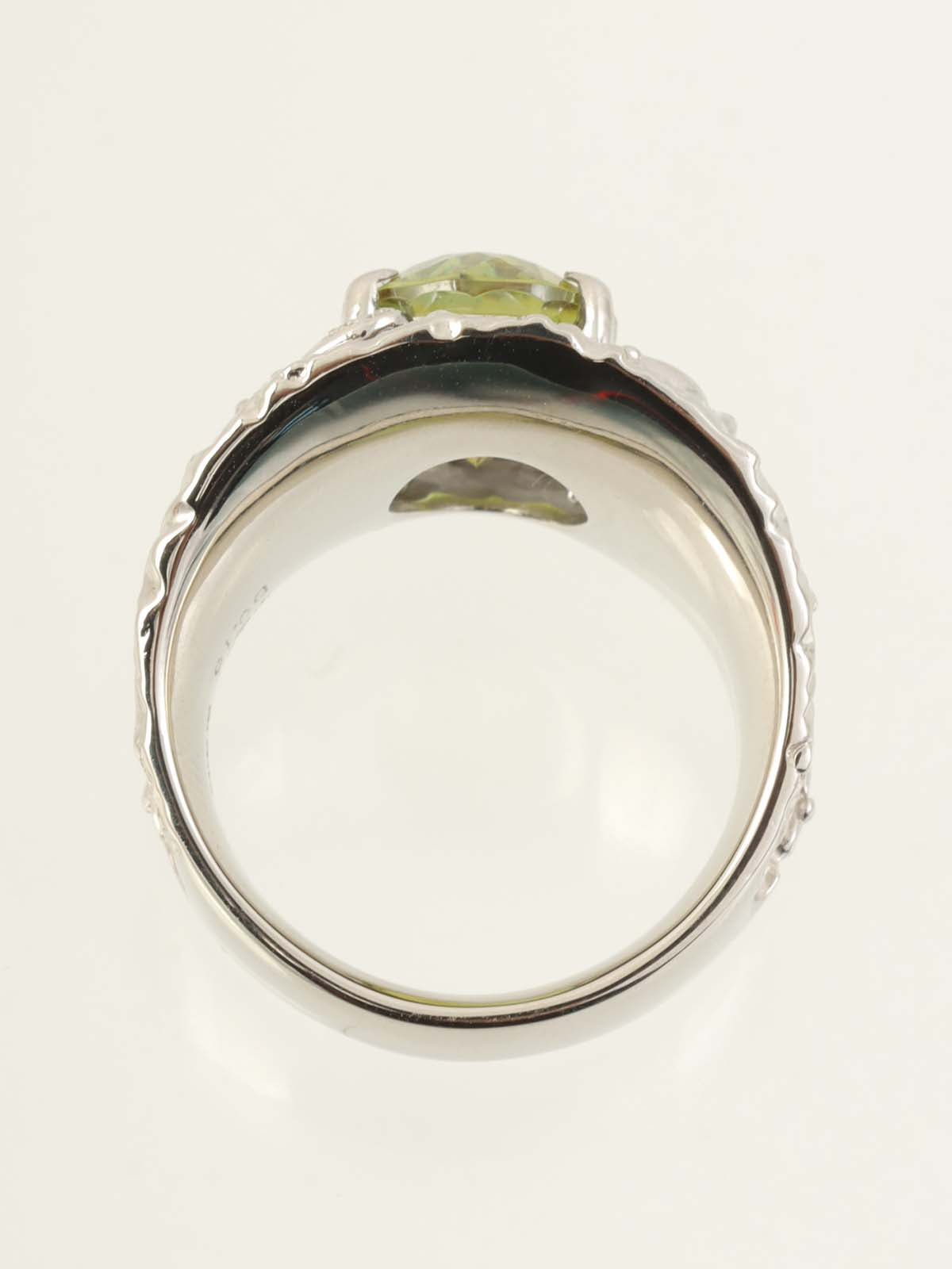 铂金榍石钻石设计戒指，银色/浅绿色