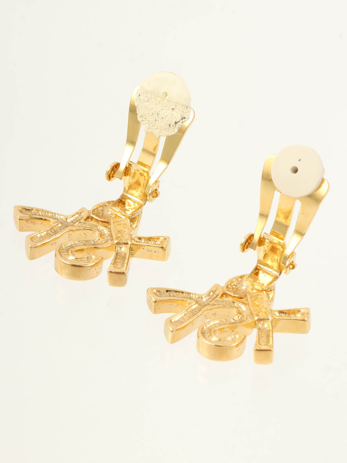 ロゴプレートハートモチーフイヤリング ゴールド