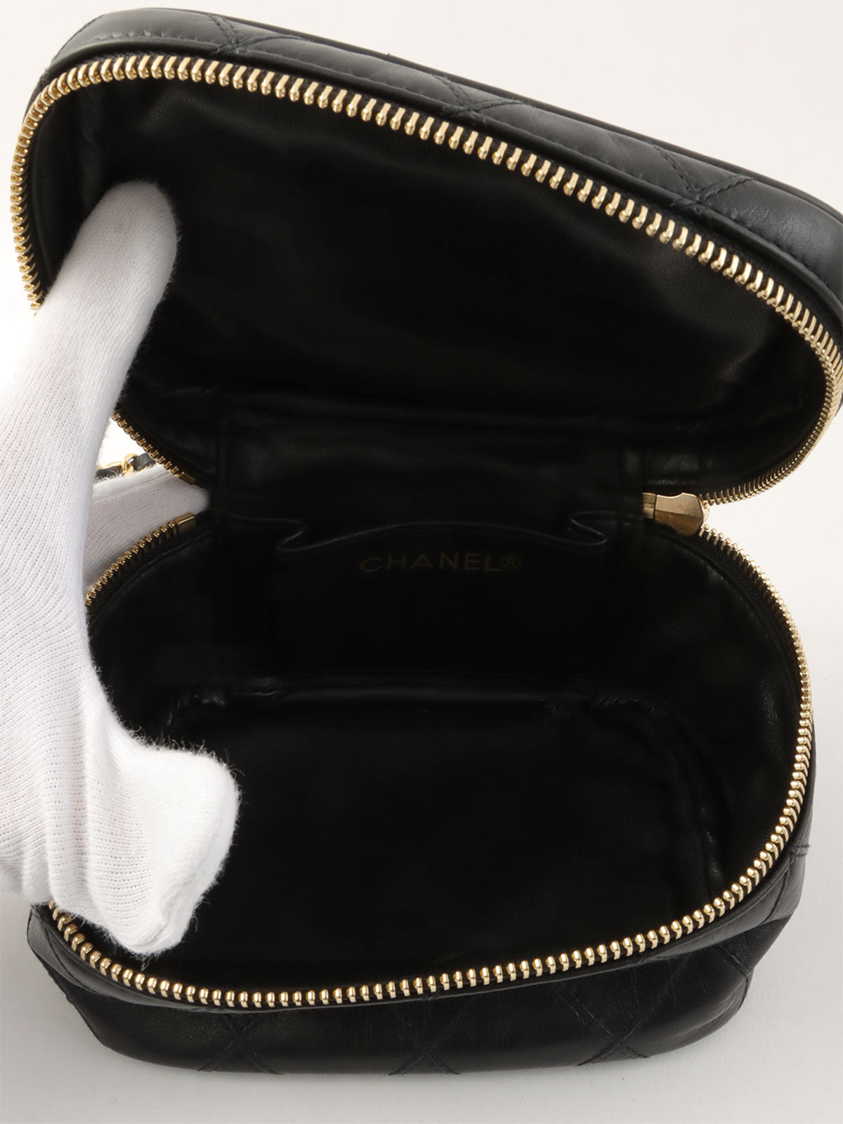 1985-1990 双色缝线 CC 标志吊坠两用化妆包，黑色