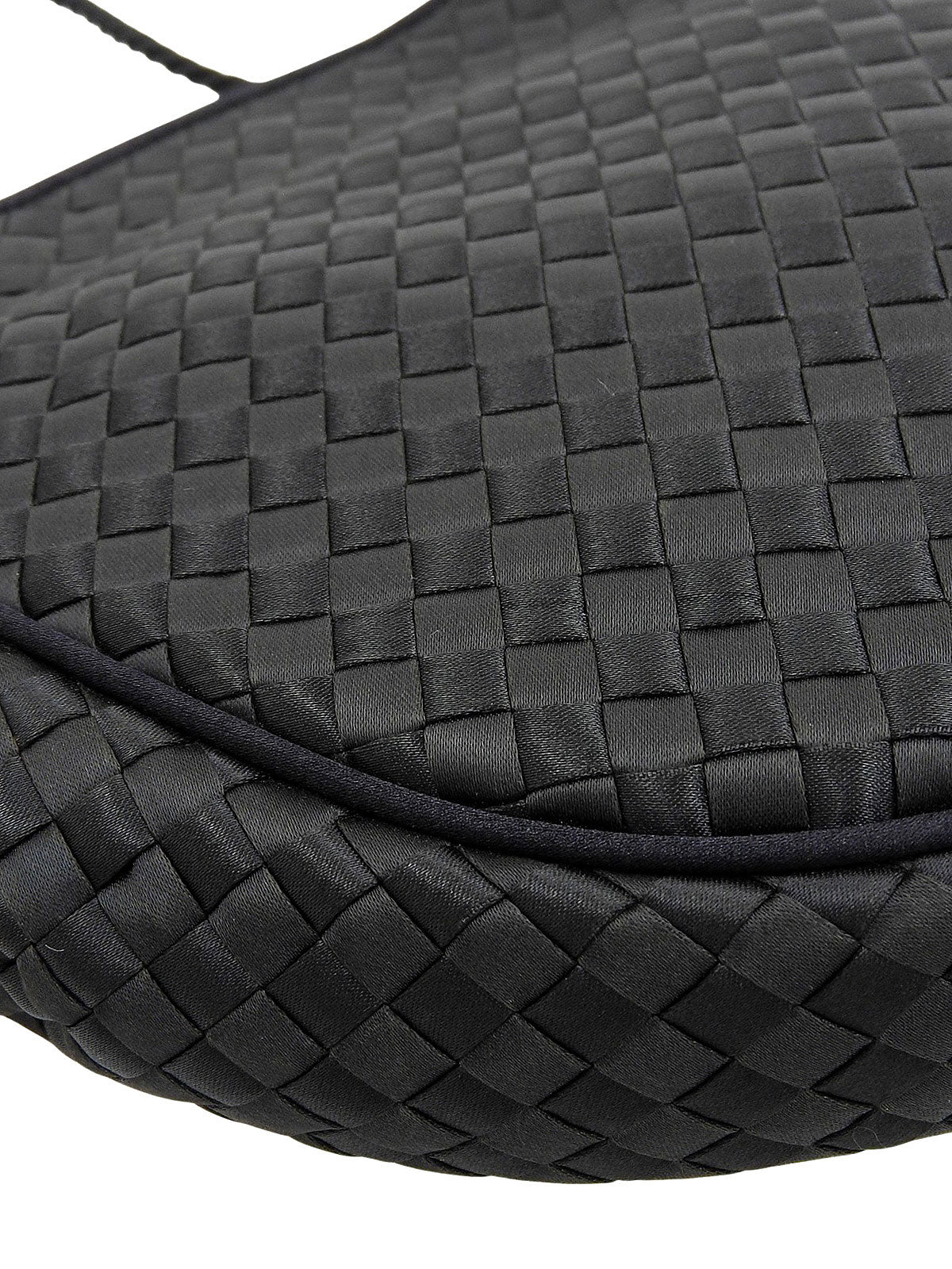 イントレチャートショルダーバッグ　ブラック