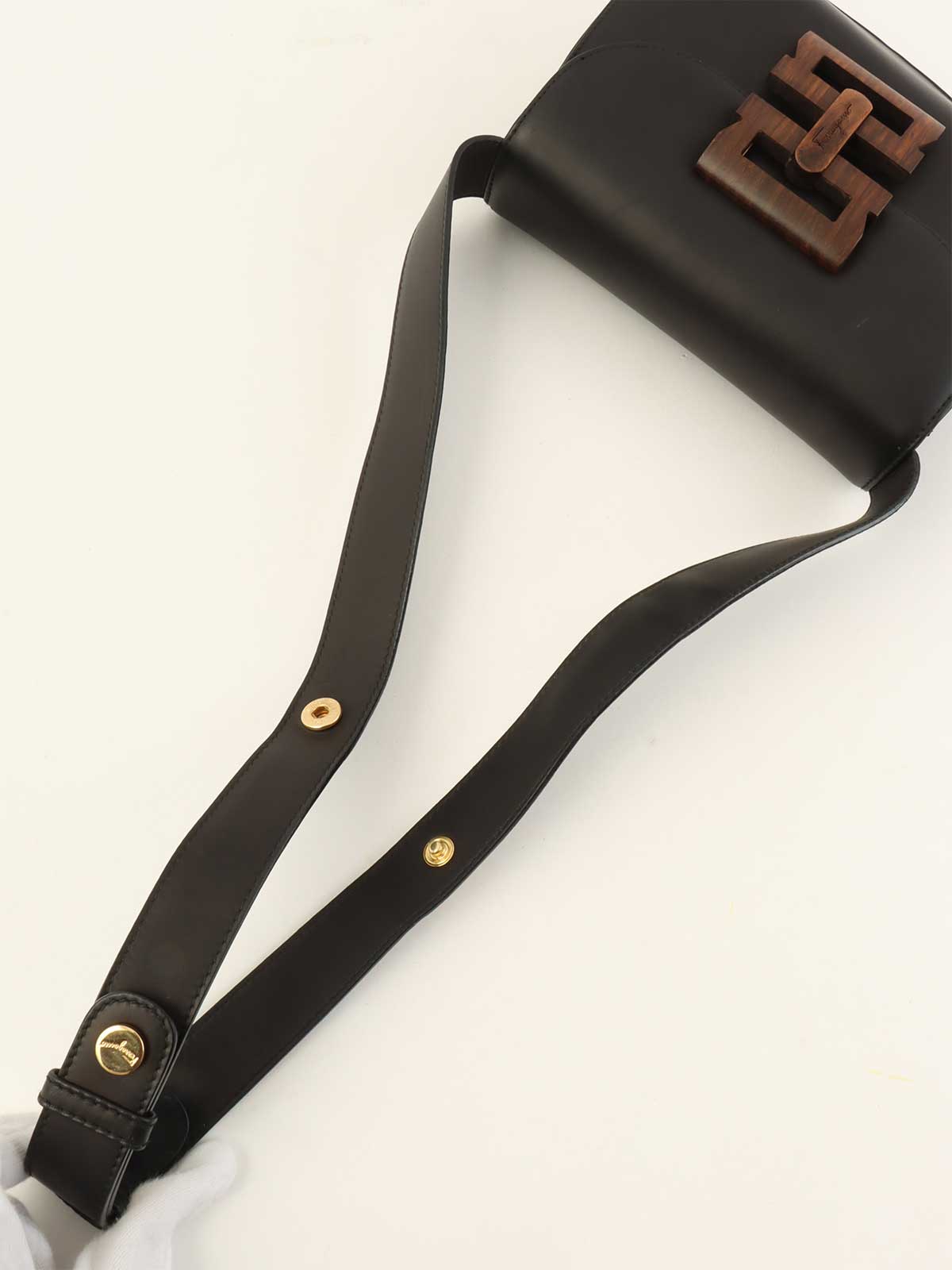 ロゴウッドクラスプワンショルダーバッグ　ブラック