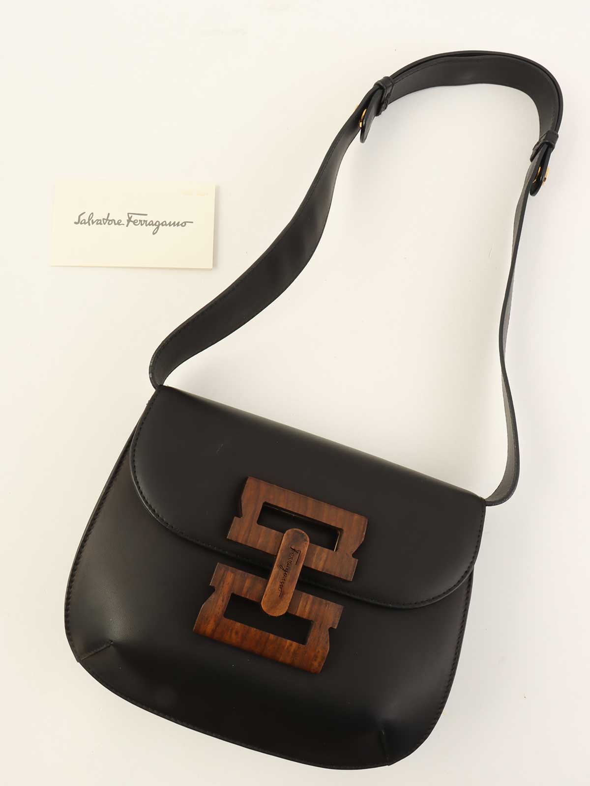 ロゴウッドクラスプワンショルダーバッグ　ブラック