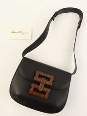 ロゴウッドクラスプワンショルダーバッグ　ブラック