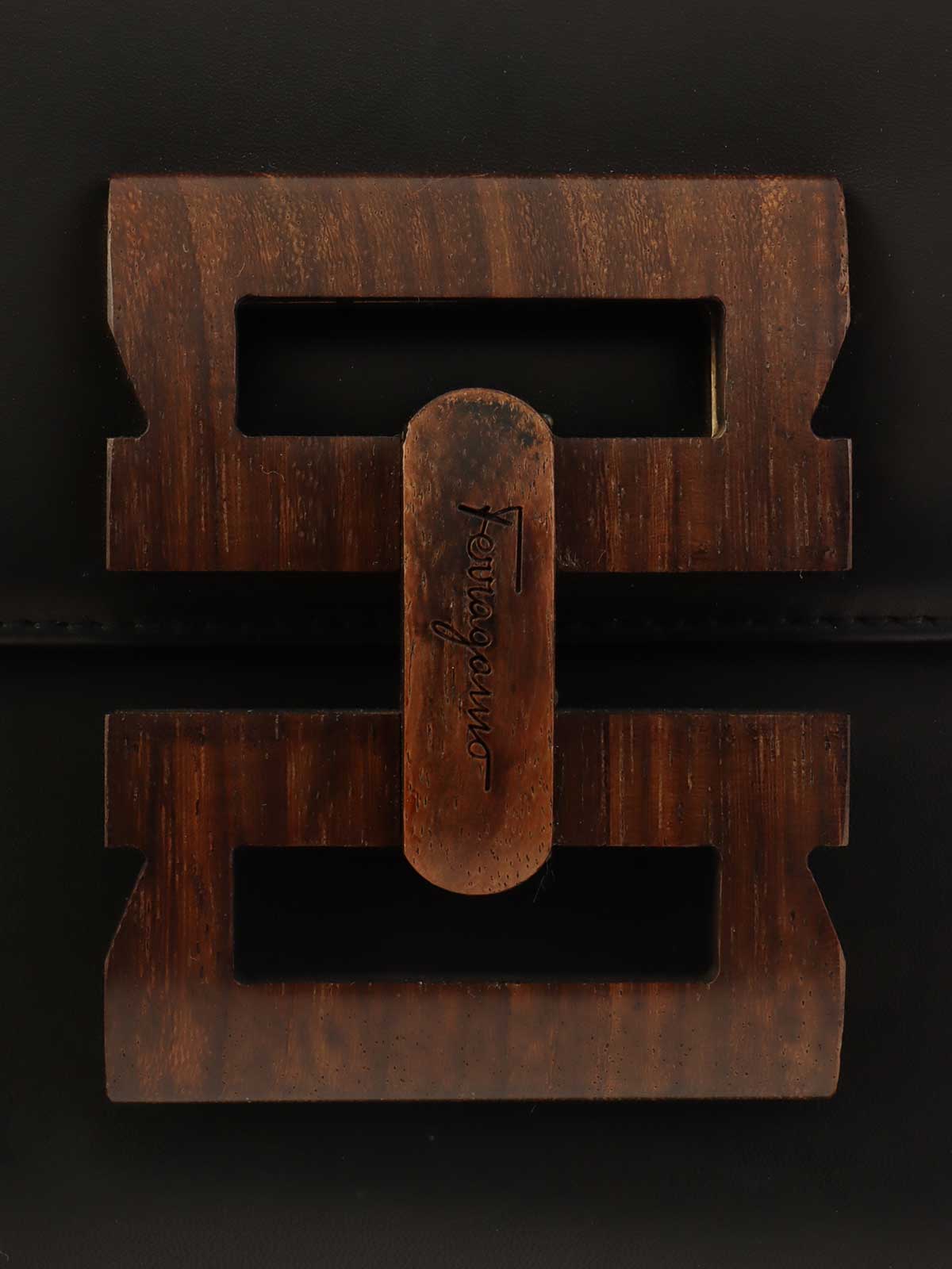 ロゴウッドクラスプワンショルダーバッグ　ブラック