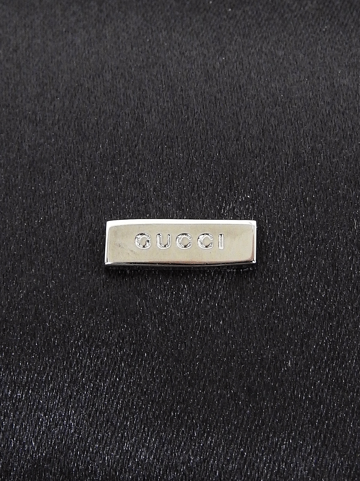 サテンロゴプレートショルダーバッグ ブラック