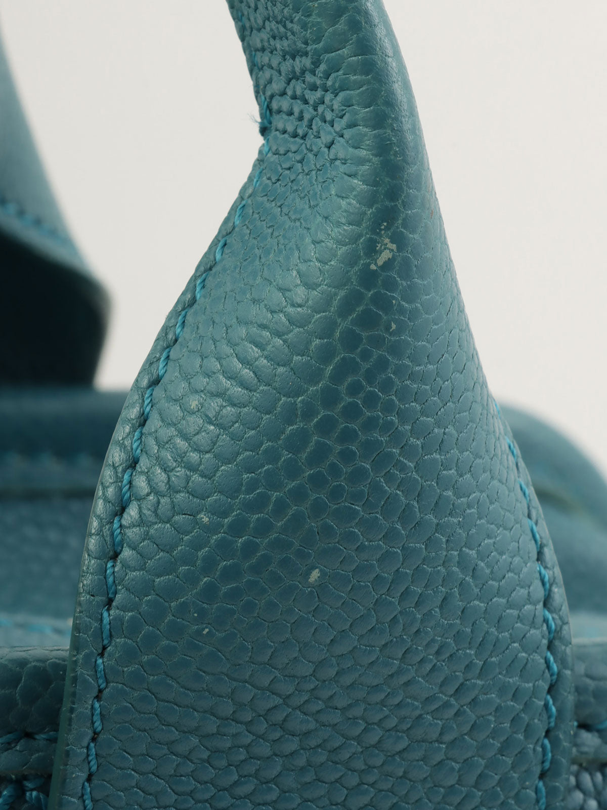 2016年頃製 キャビアスキンCCマークステッチ2wayハンドバッグ ブルー