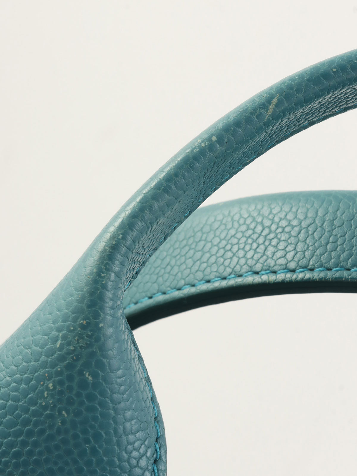 2016年頃製 キャビアスキンCCマークステッチ2wayハンドバッグ ブルー