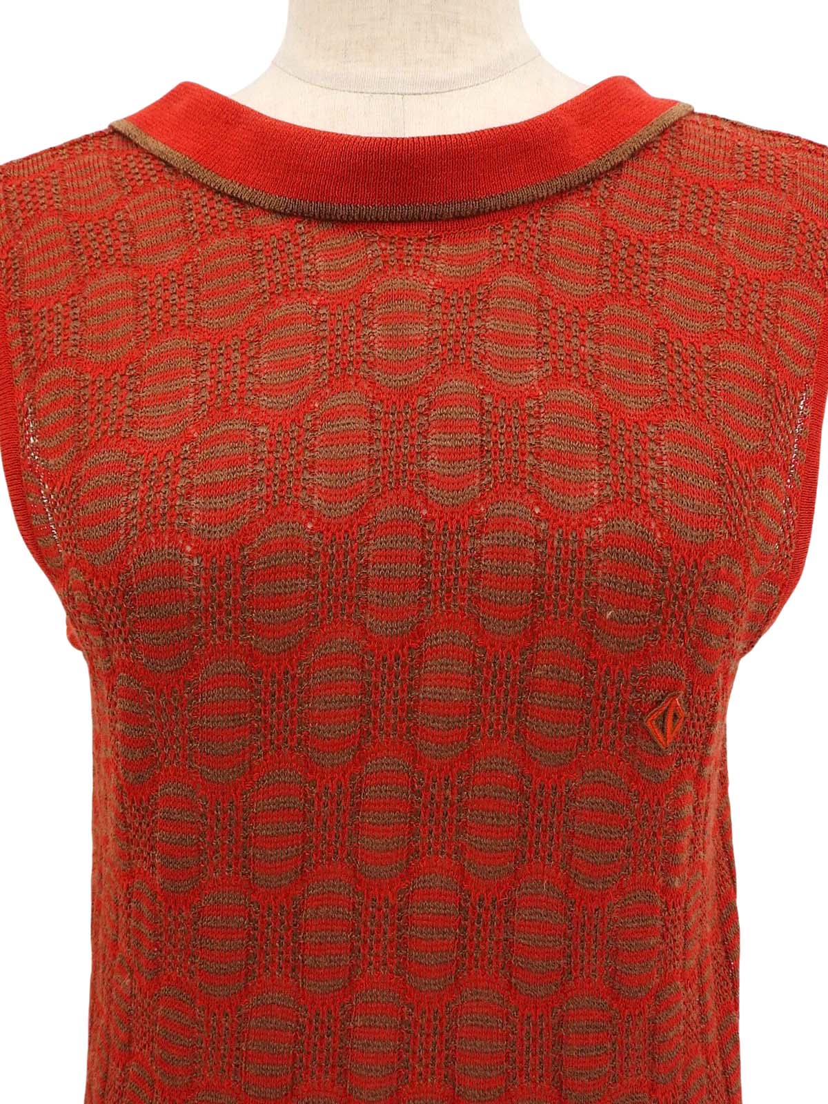 ロゴ刺繍ノースリーブニットトップス　レッド/ブラウン