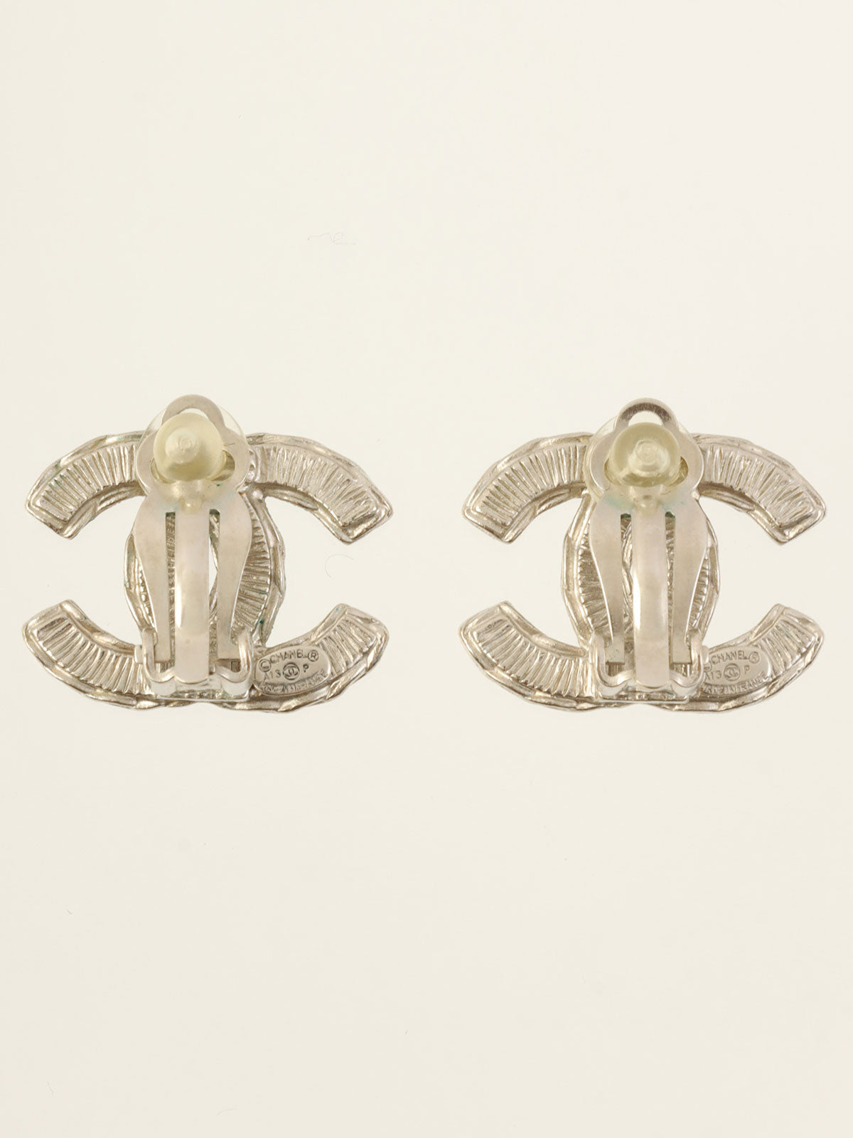 2013 CC 标志牌耳环 银/棕色