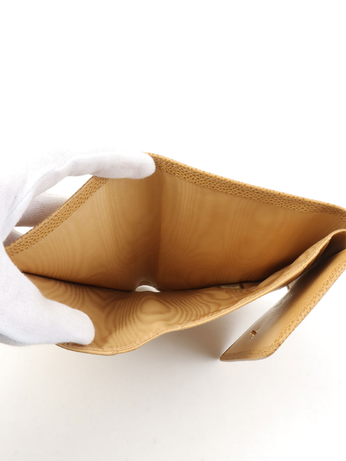 2001年鱼子酱皮CC标志缝线钱包，米色