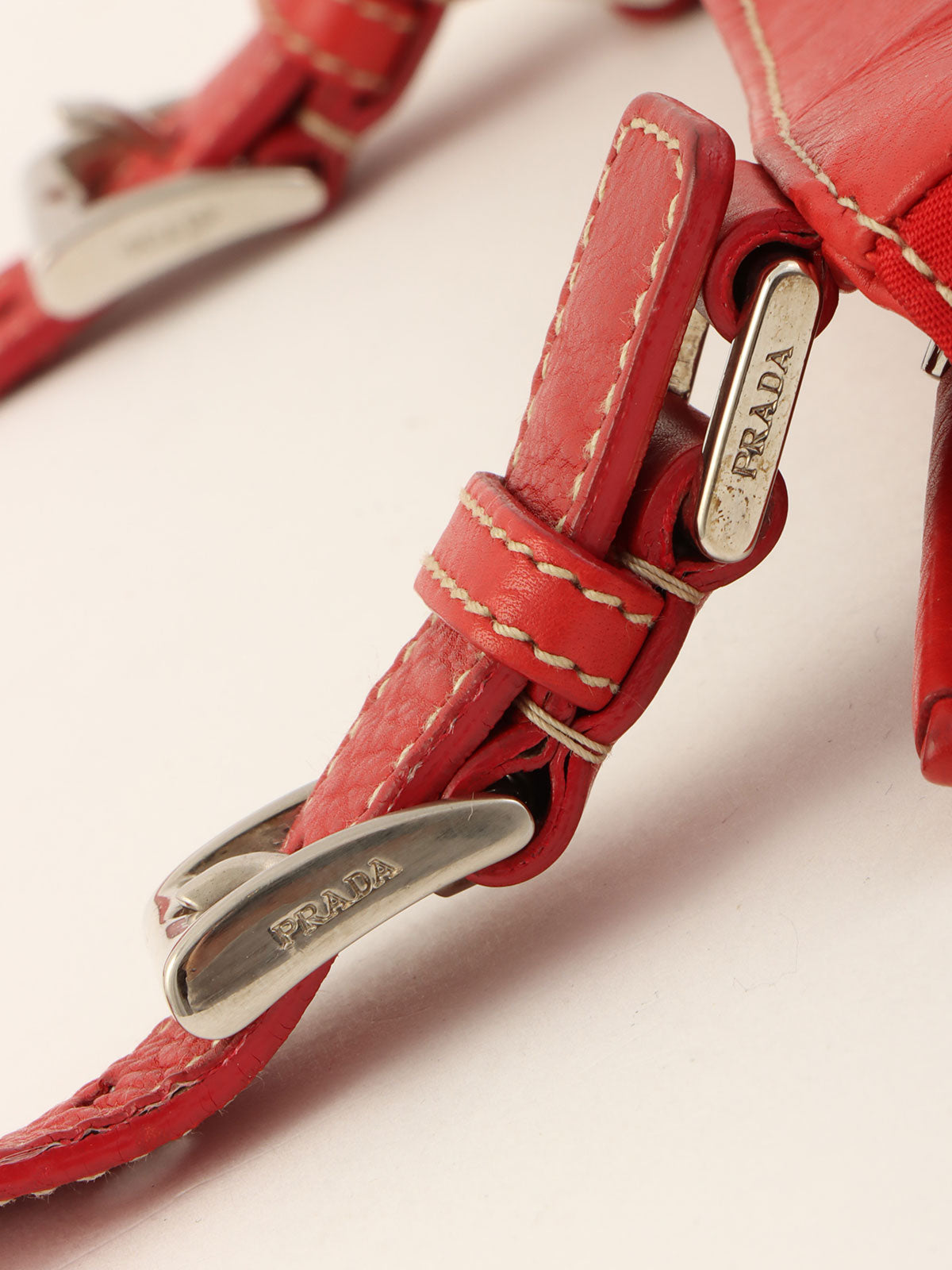 ナイロンロゴプレートショルダーバッグ レッド