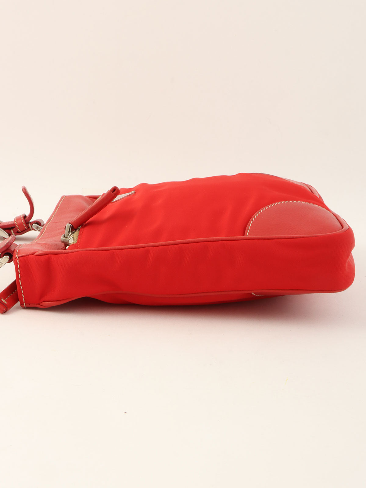 ナイロンロゴプレートショルダーバッグ レッド