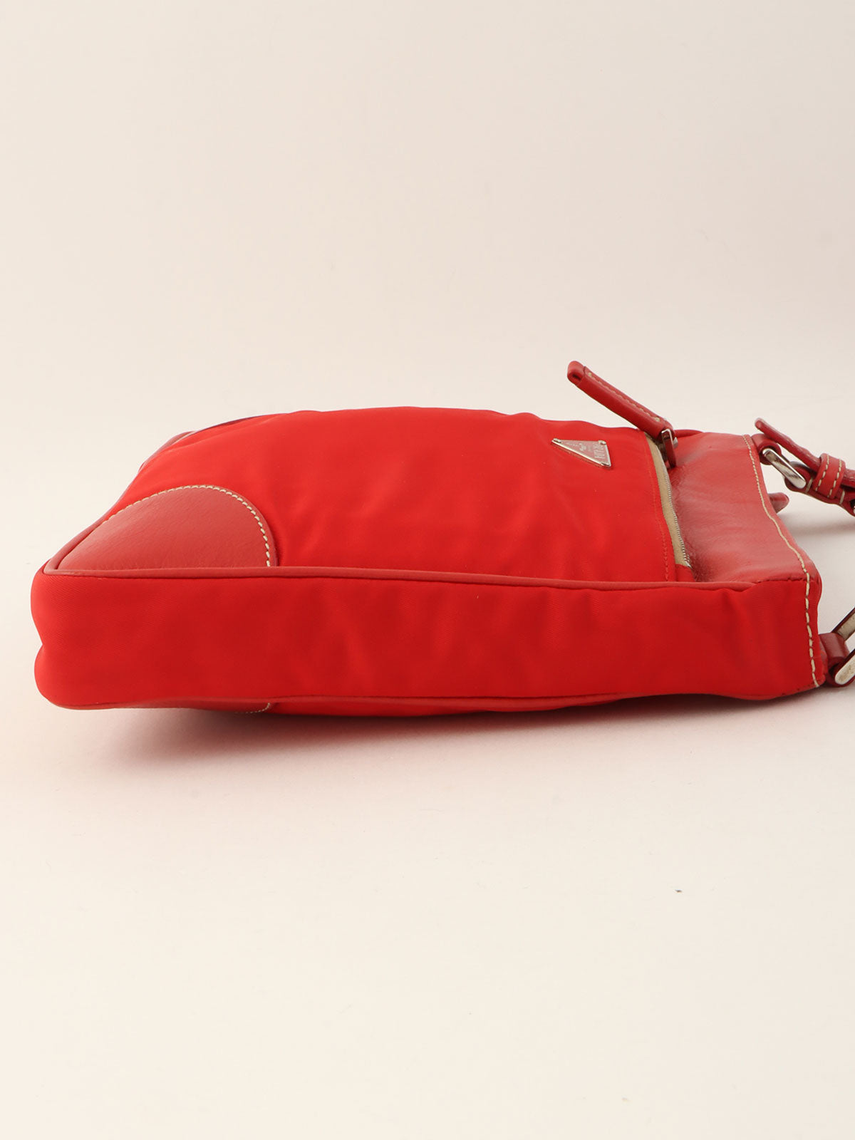 ナイロンロゴプレートショルダーバッグ レッド