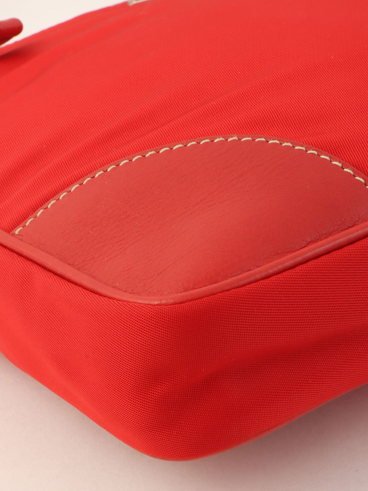 ナイロンロゴプレートショルダーバッグ レッド