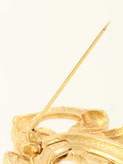 Logo ribbon motif brooch gold