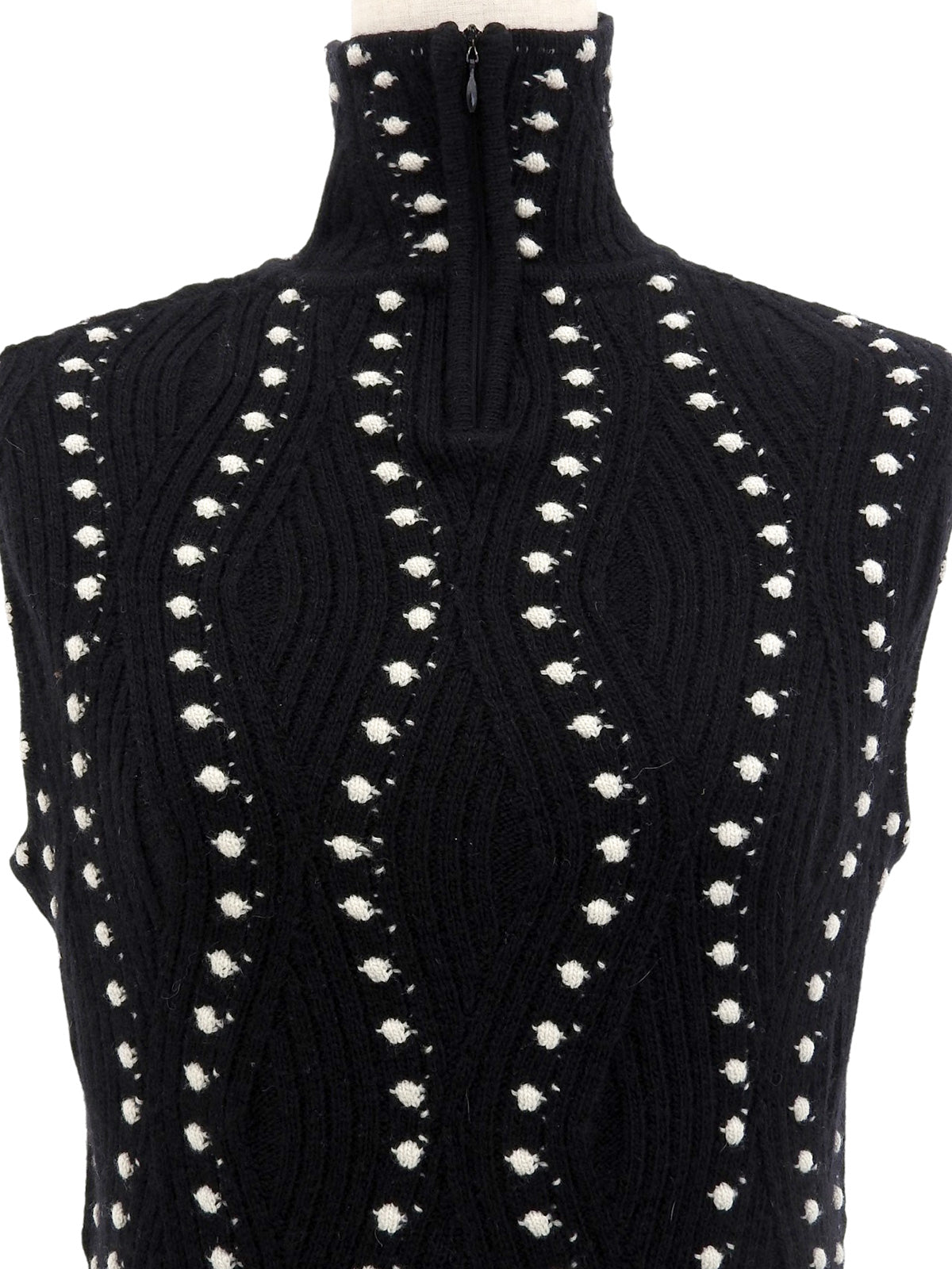 Dot Pattern Sleeveless Knit Top in Black/White