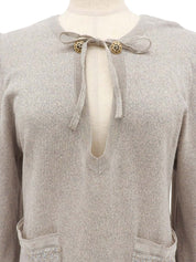 ラインストーントリムデザインCCマークボタンワンピース グレージュ