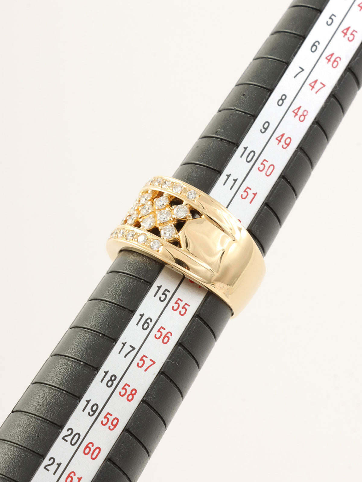 18K Gold Diamond Design Ring