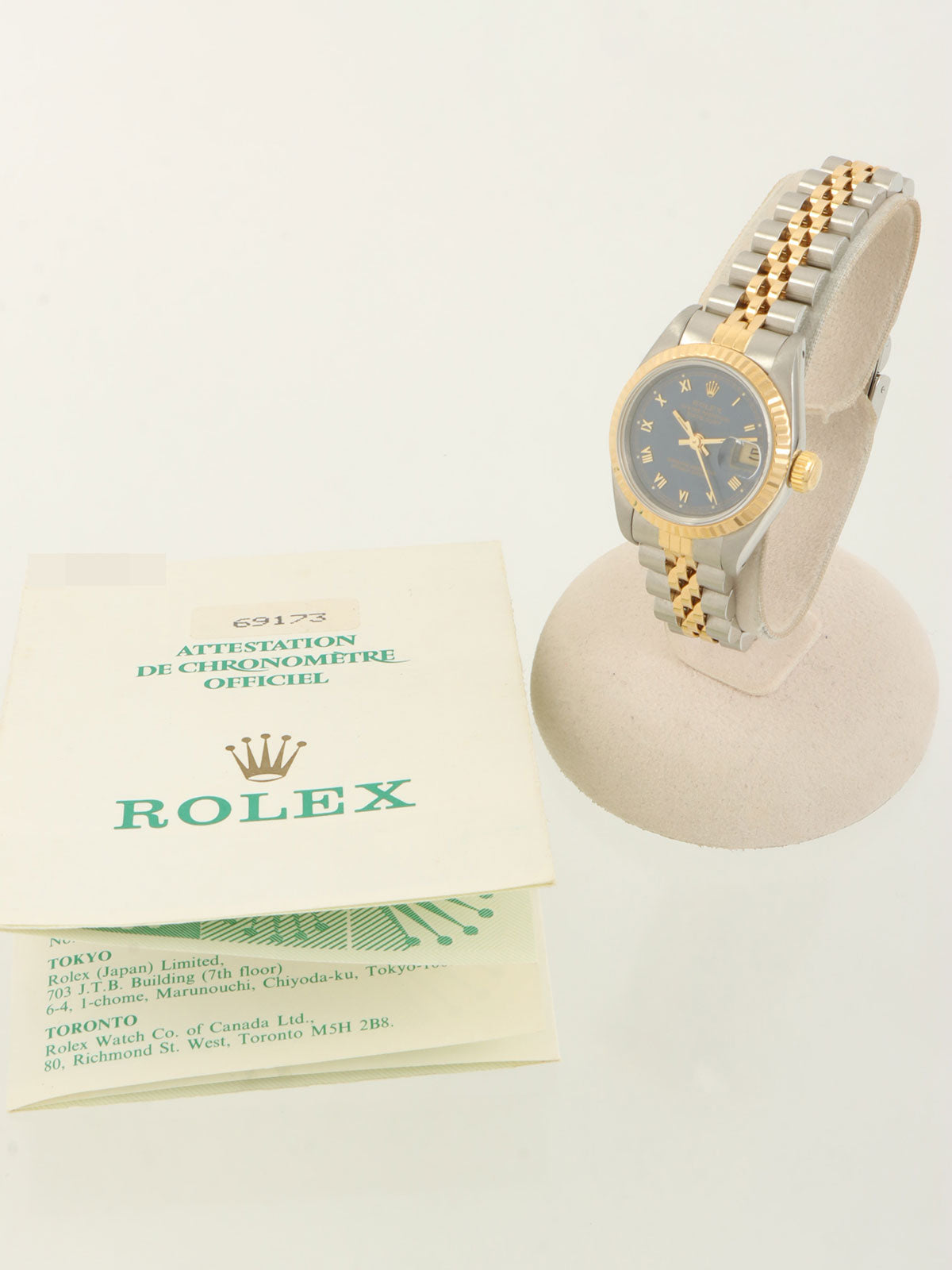 约1991年产蚝式恒动日历型腕表，银/金/海军蓝配色。