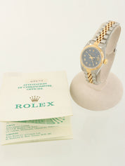 约1991年产蚝式恒动日历型腕表，银/金/海军蓝配色。