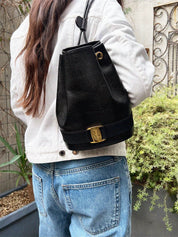 リザードエンボスヴァラプレート巾着ショルダーバッグ ブラック