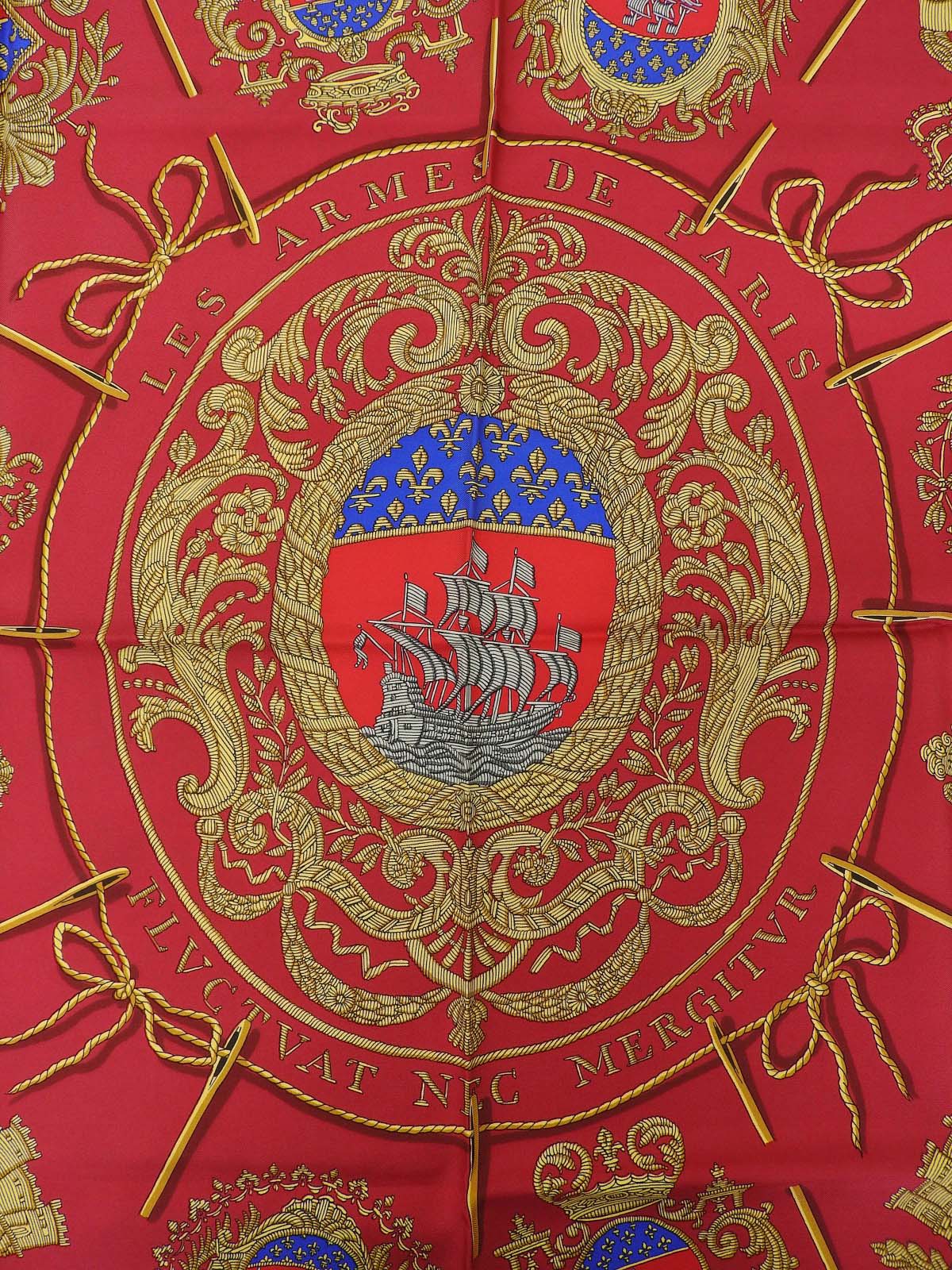 カレ90 Les armes de parisパターンスカーフ レッド/グリーン/イエロー