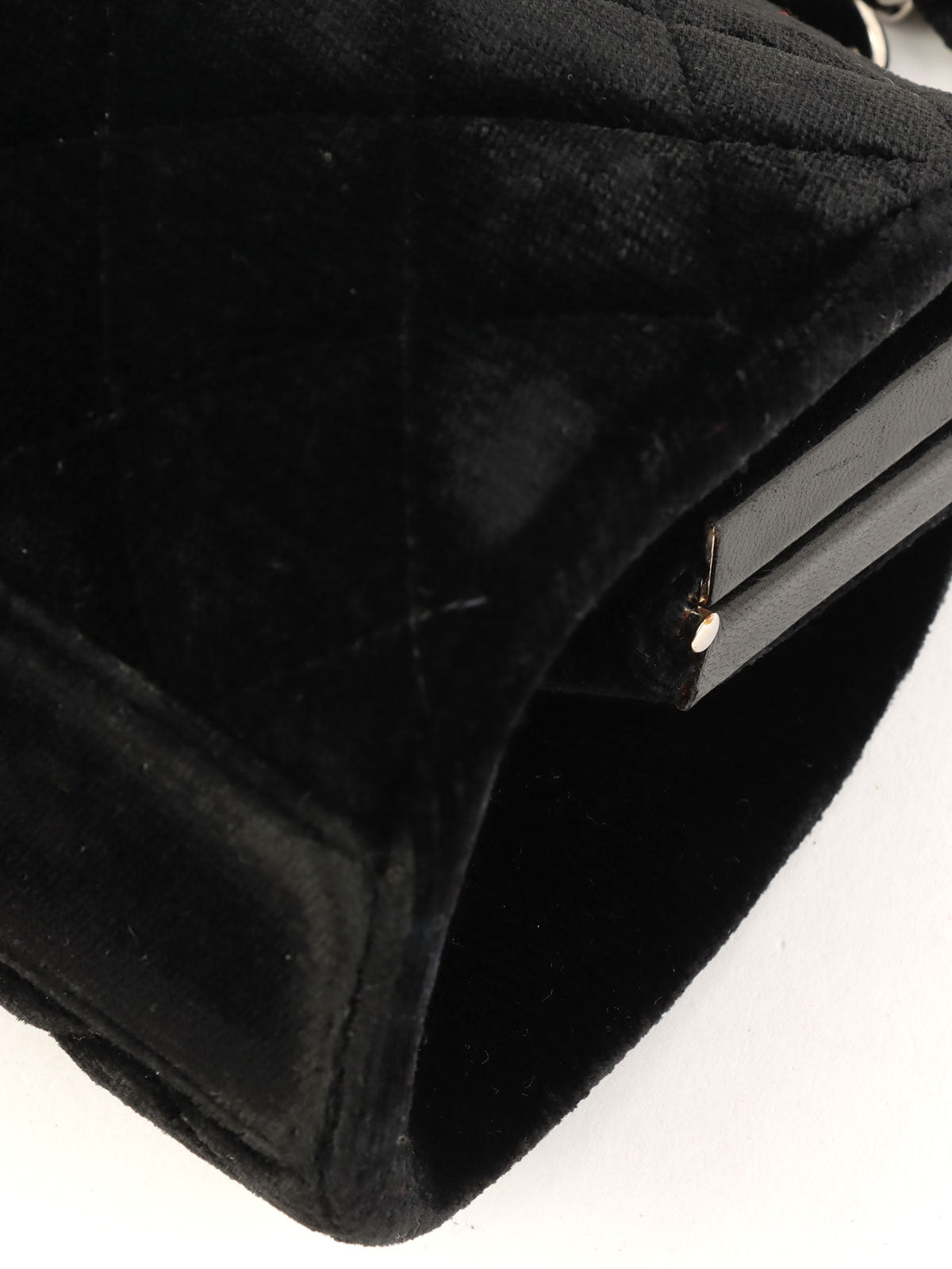 1997 velour clasp chain shoulder bag in black