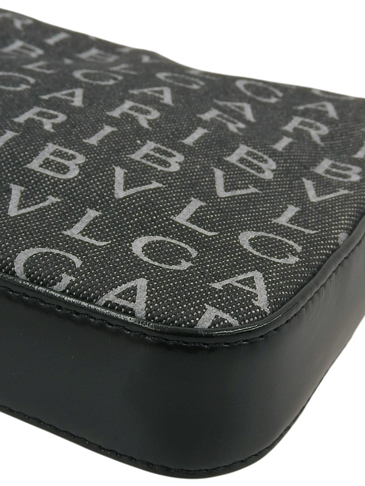 ロゴマニアショルダーバッグ ブラック