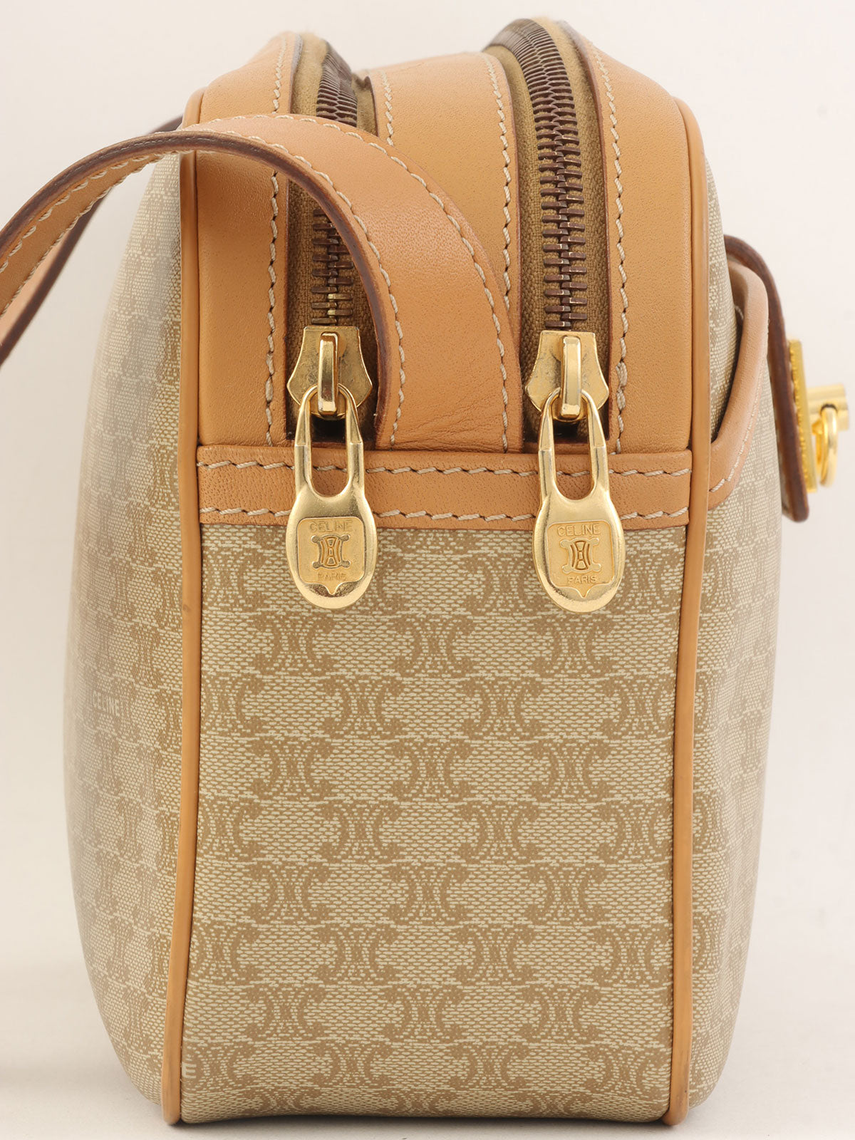 マカダムパターンロゴプレートショルダーバッグ ベージュ