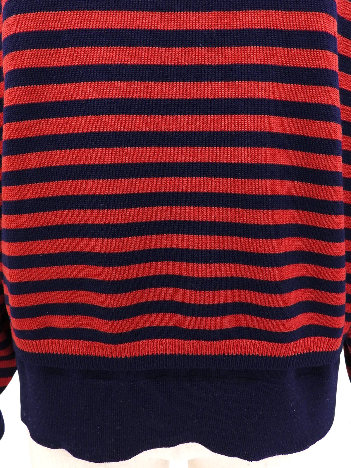 ウールボーダーパターンロゴ刺繍タートルネックニット ネイビー/レッド