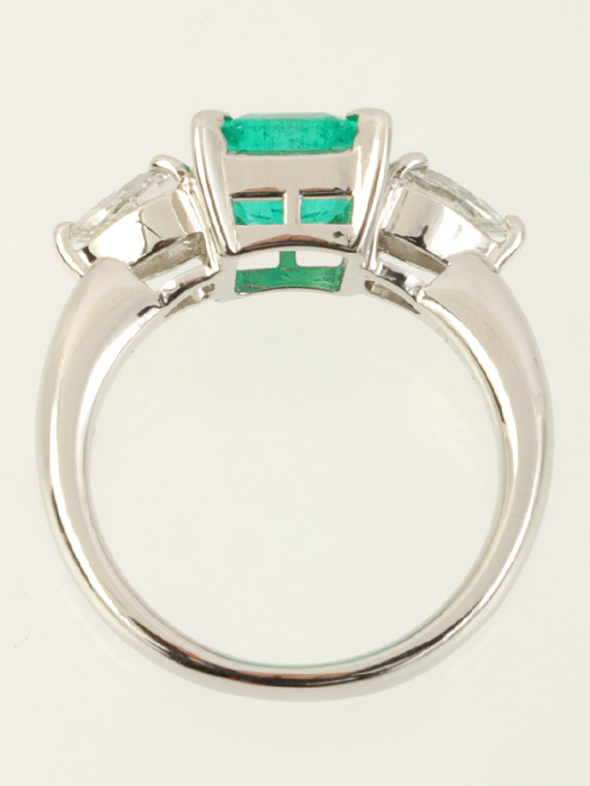 Platinum emerald and diamond ring in silver/green