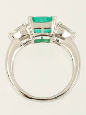 Platinum emerald and diamond ring in silver/green