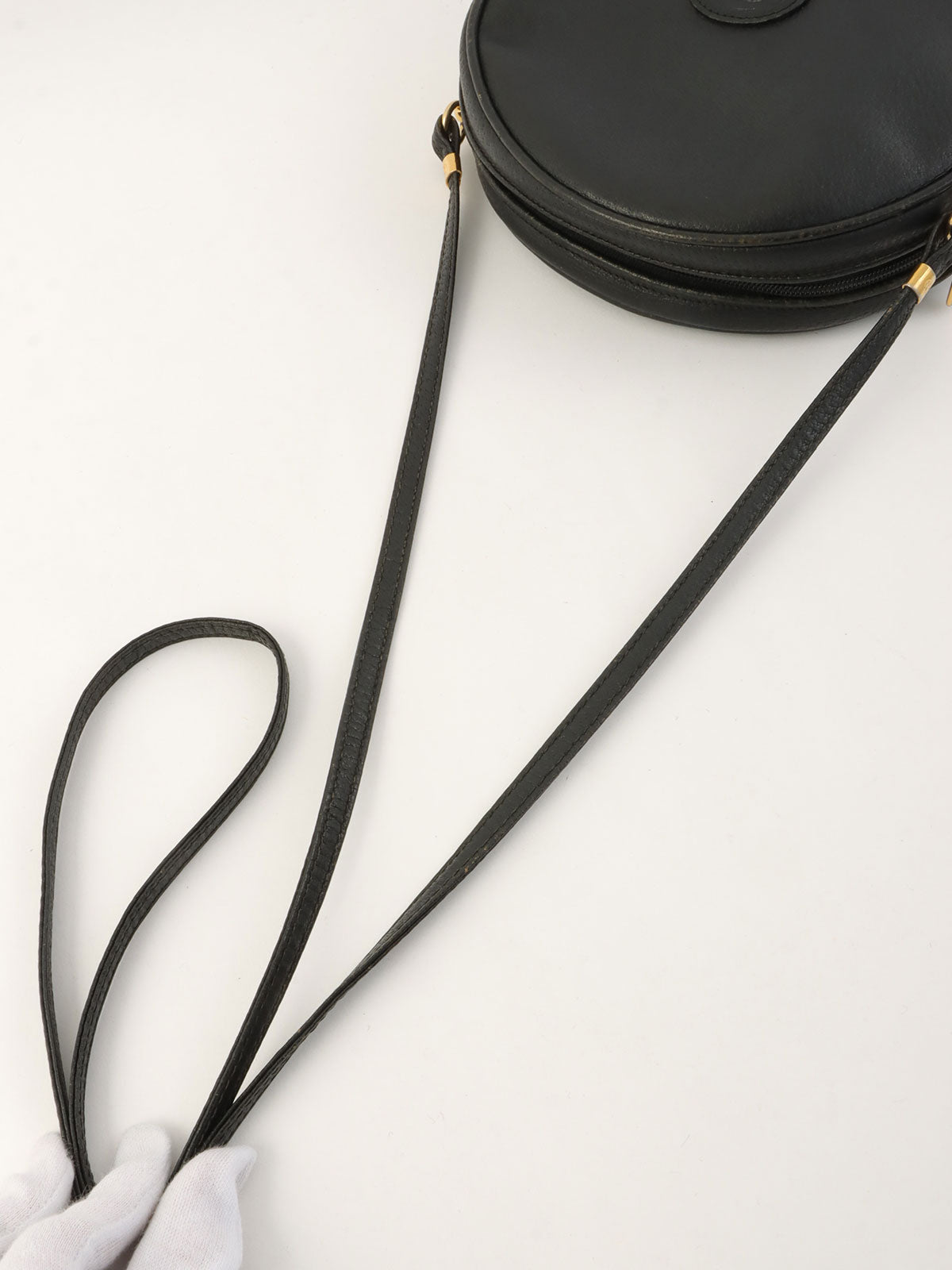 GGエンボスラウンドフォルムショルダーバッグ ブラック